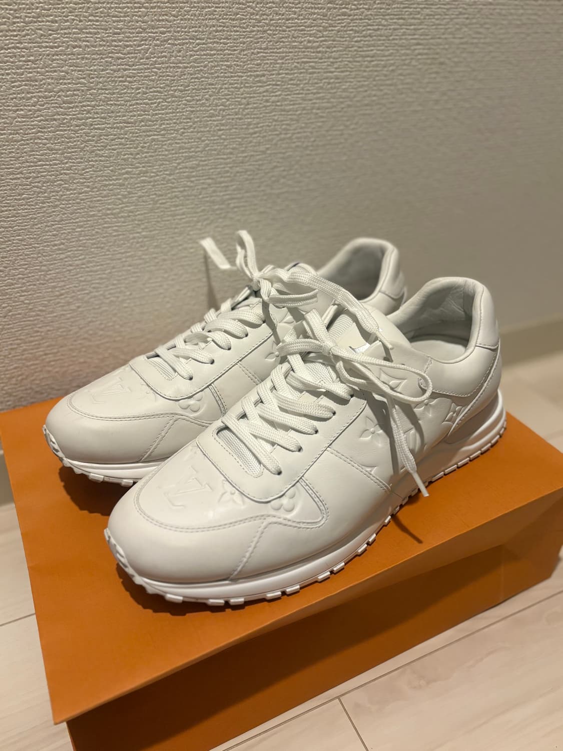 루이비통 런 어웨이 스니커즈 화이트 상품이미지2