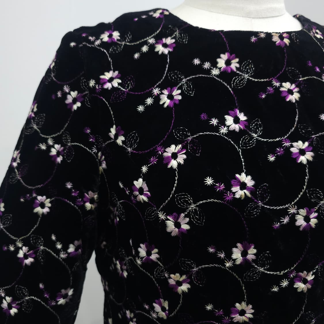블랙 벨벳 퍼플 플라워 자수 원피스 상품이미지6
