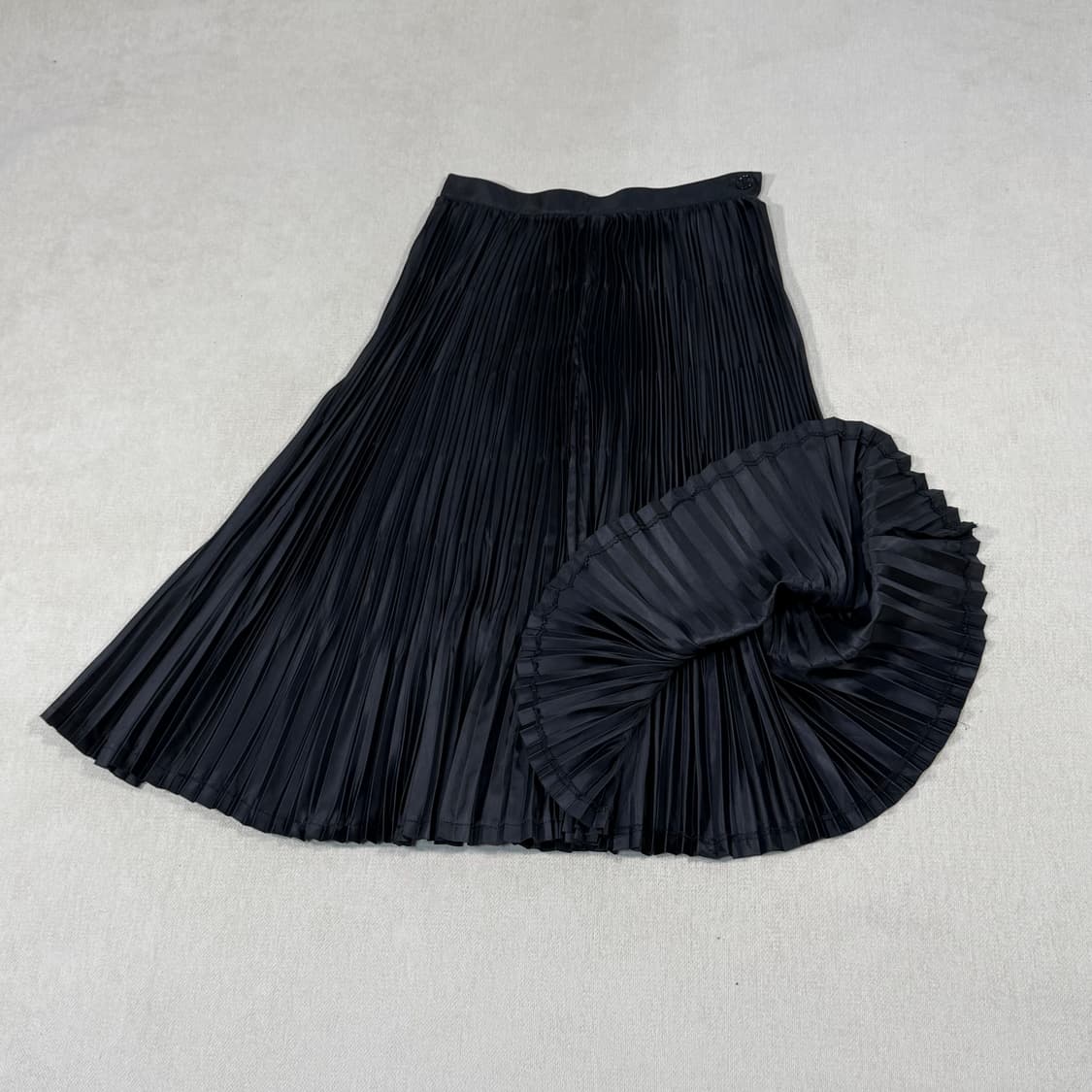 Deformed Pleated Black Skirt 상품이미지2