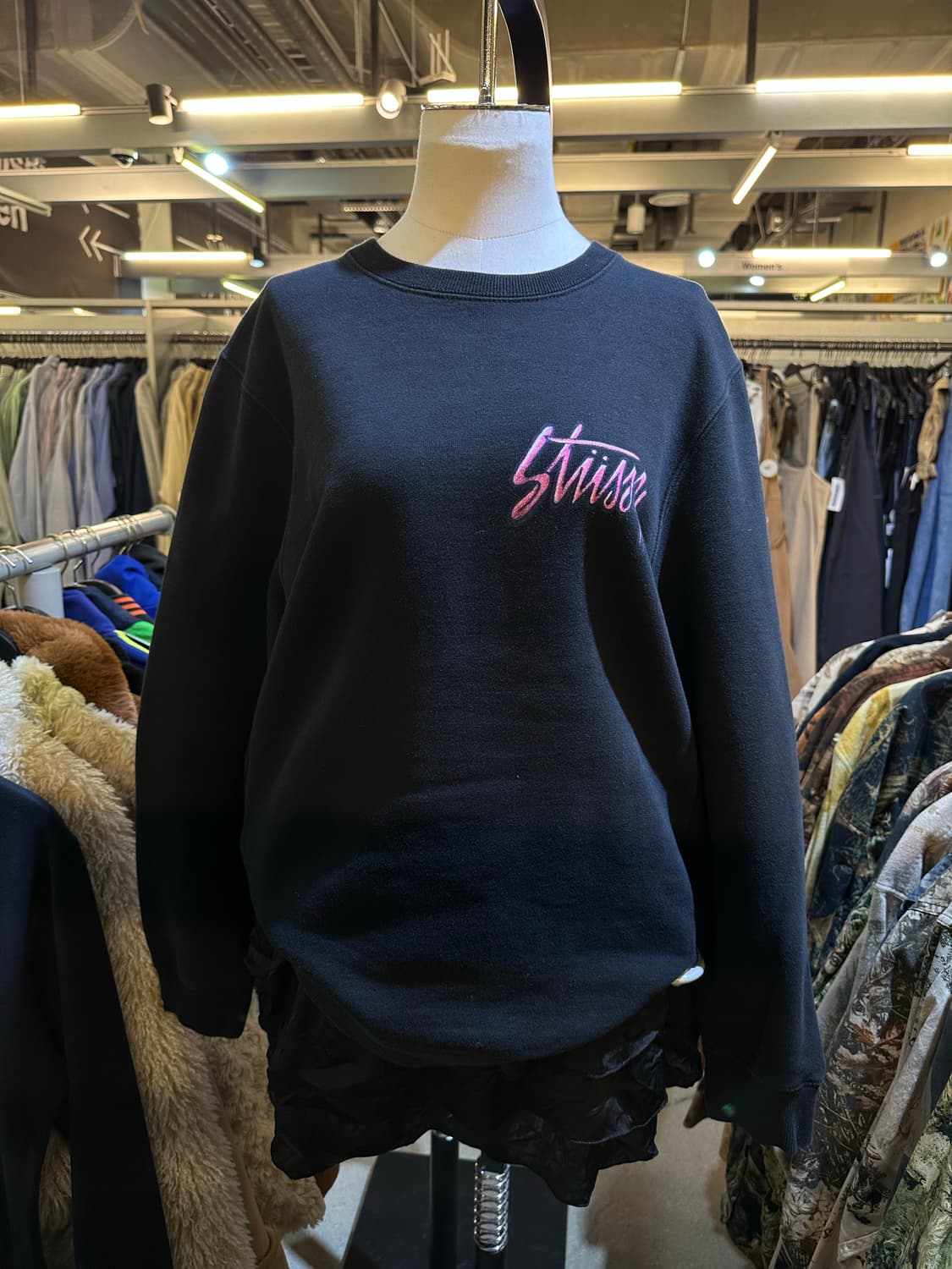 STUSSY 스투시 핑크로고 블랙맨투맨 상품이미지2