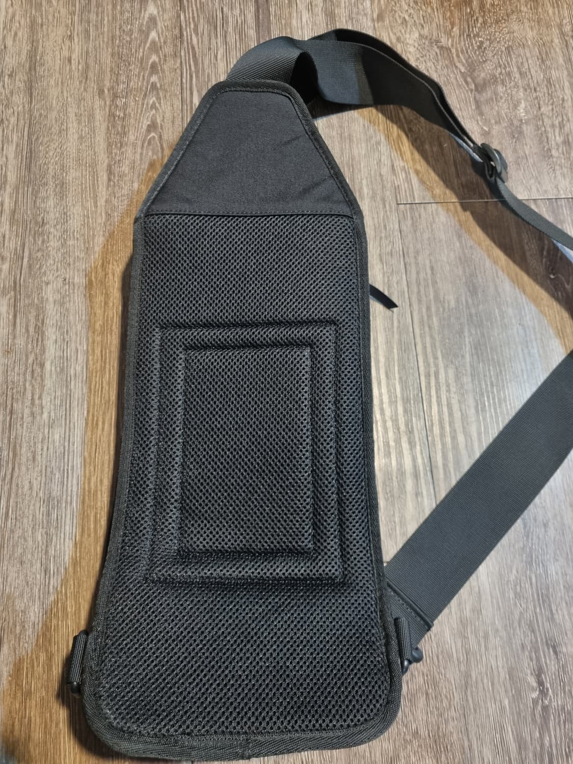 내셔널지오그래픽 블랙 슬링백 상품이미지3