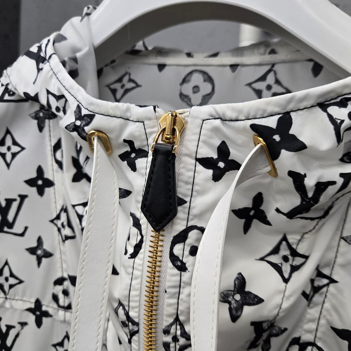 백화점판 / 루이비통 LV 모노그램 나일론 금장 바람막이 36 상품이미지3