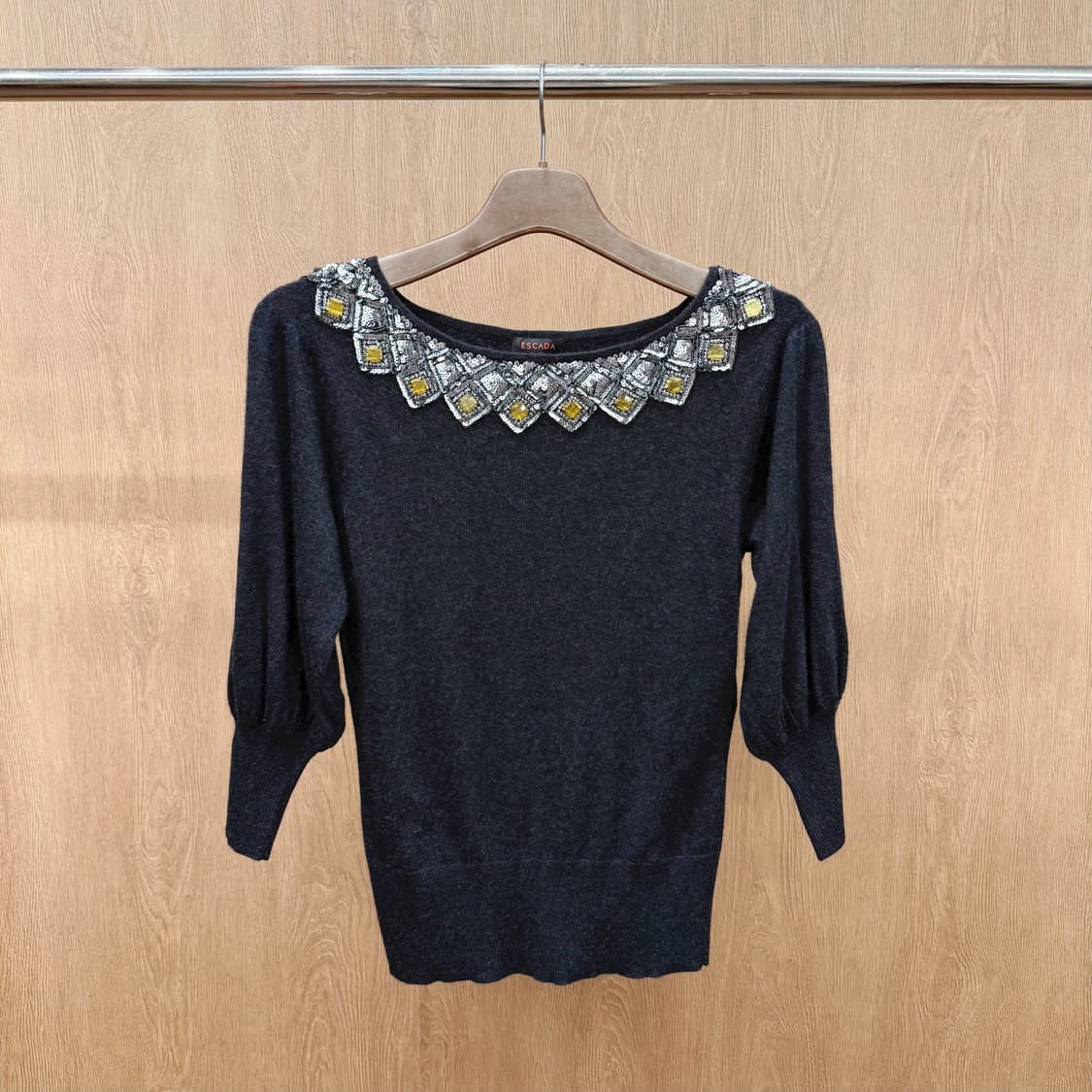 에스카다 퍼프 소매 7부 니트 비즈 스팽글 넥라인 장식 디테일 블랙 상품이미지2