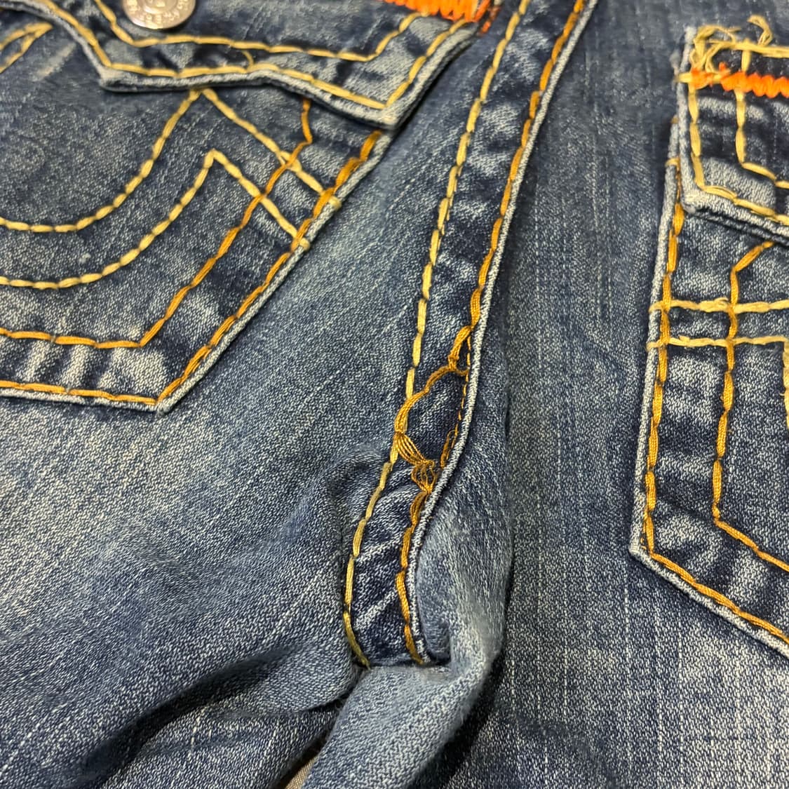 트루릴리전 로우라이즈 워싱 스티치 부츠컷 데님 팬츠 상품이미지3