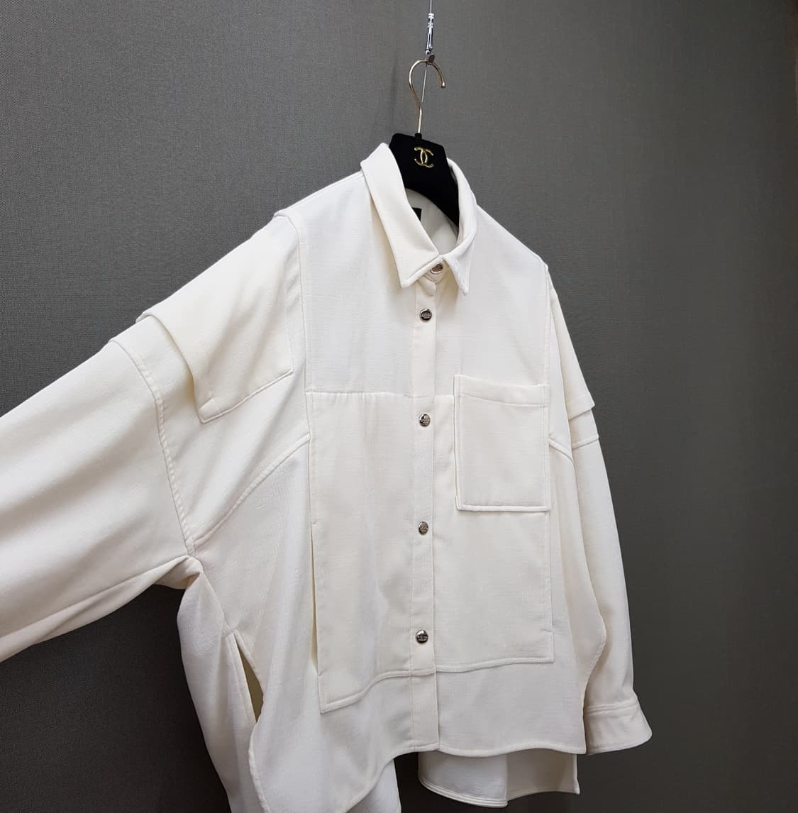 한섬 시스템 2024 오버핏 포켓 디테일  셔츠 자켓 82-94-160 상품이미지4