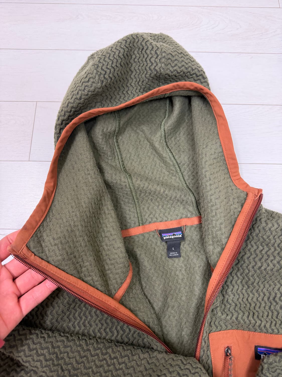 파타고니아 r1 후디 집업 L 사이즈  상태 9.4/10  사진찍고 절대 상품이미지3