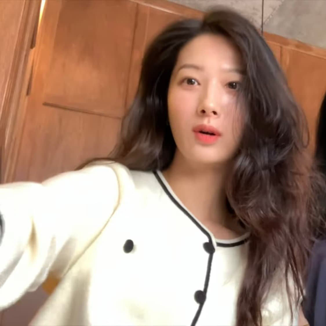 택O) [s] 유어네임히얼 따스해진 깔끔이 가디건 크림 [박민하 착용] 상품이미지3