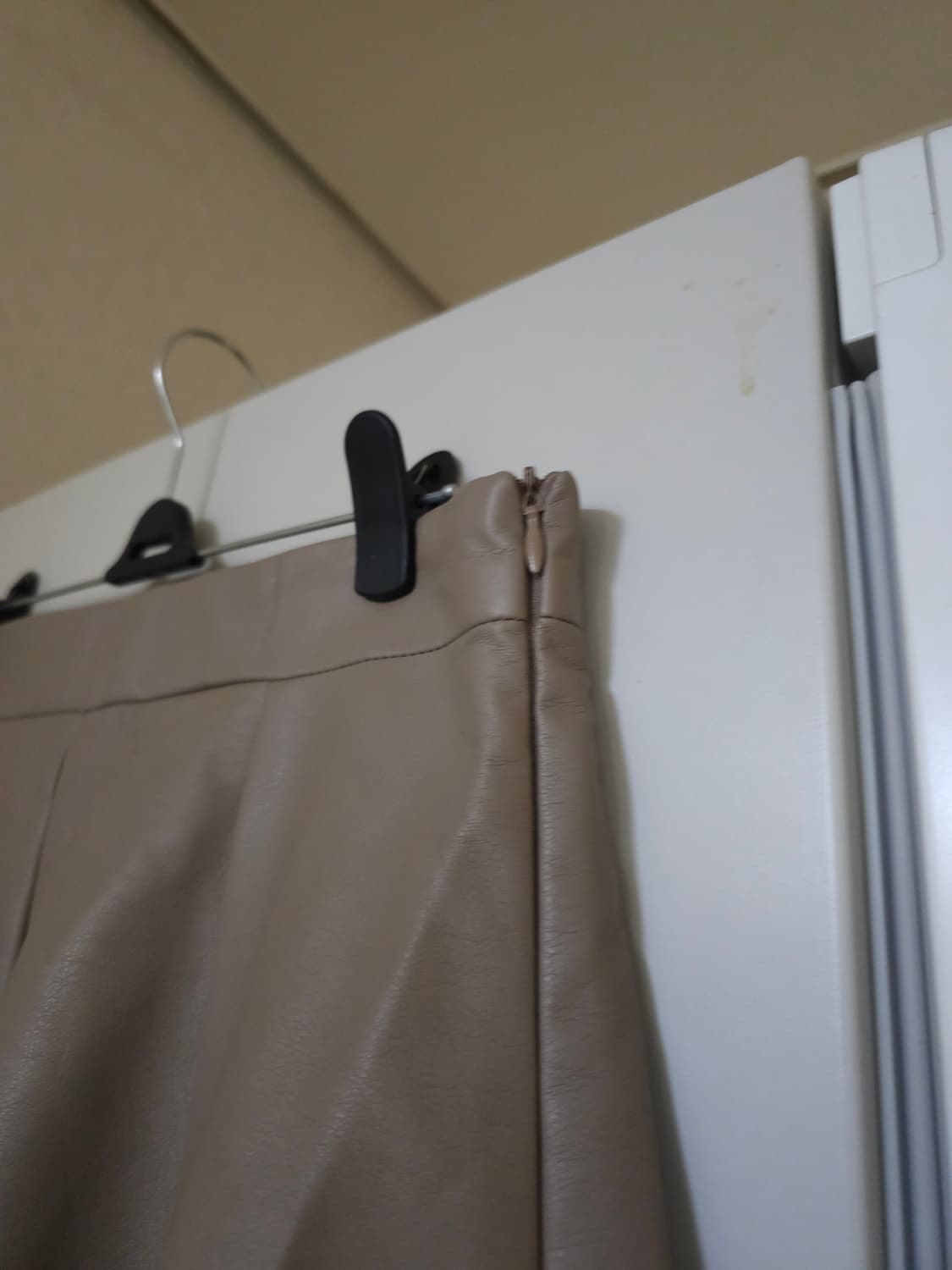 새상품)yanthirteen 얀써틴 레더 플레어 롱스커트 상품이미지3