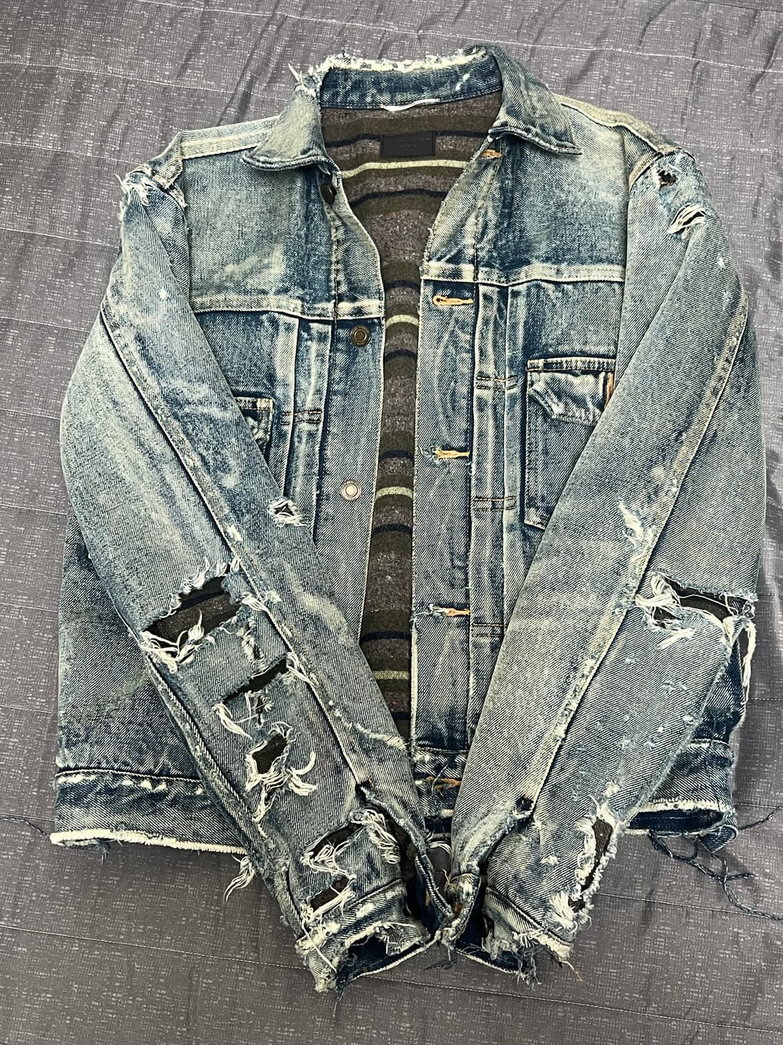 생로랑 디스트로이드 데님 자켓 상품이미지1