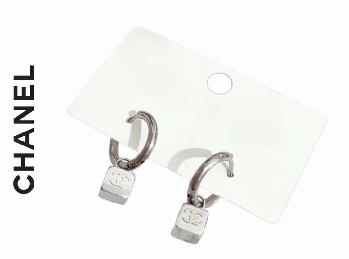 샤넬 링 큐브 이어링 실버 상품이미지1