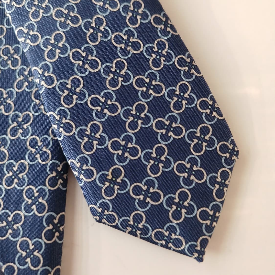 페라가모 실크 간치니&클로버 넥타이 8.5cm A~B등급 A19212
 상품이미지9