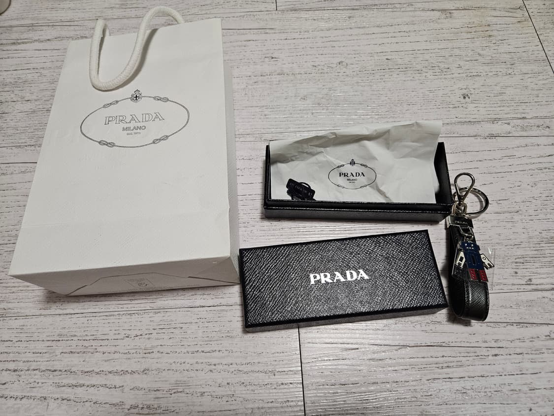 프라다 사피아노 레더 로봇 키체인 블랙 상품이미지1