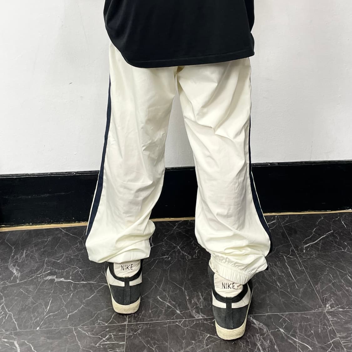 나이키 해리티지 스우시 파이핑 와이드 조거 트랙팬츠 상품이미지3