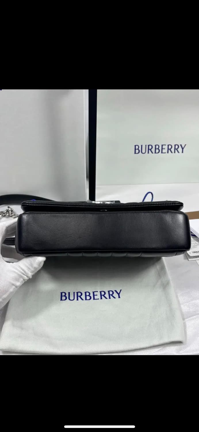 (새상품)버버리 퀼팅 램스킨 스몰 롤라 백 블랙 8059510 상품이미지7