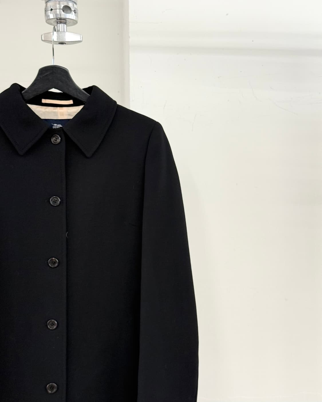 버버리 블랙 셔츠 칼라 스트레이트 라인 코트 상품이미지4
