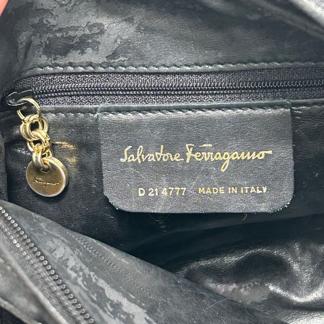 살바토레 페라가오 스웨이드 간치니 로고 블랙 크로스백 상품이미지6
