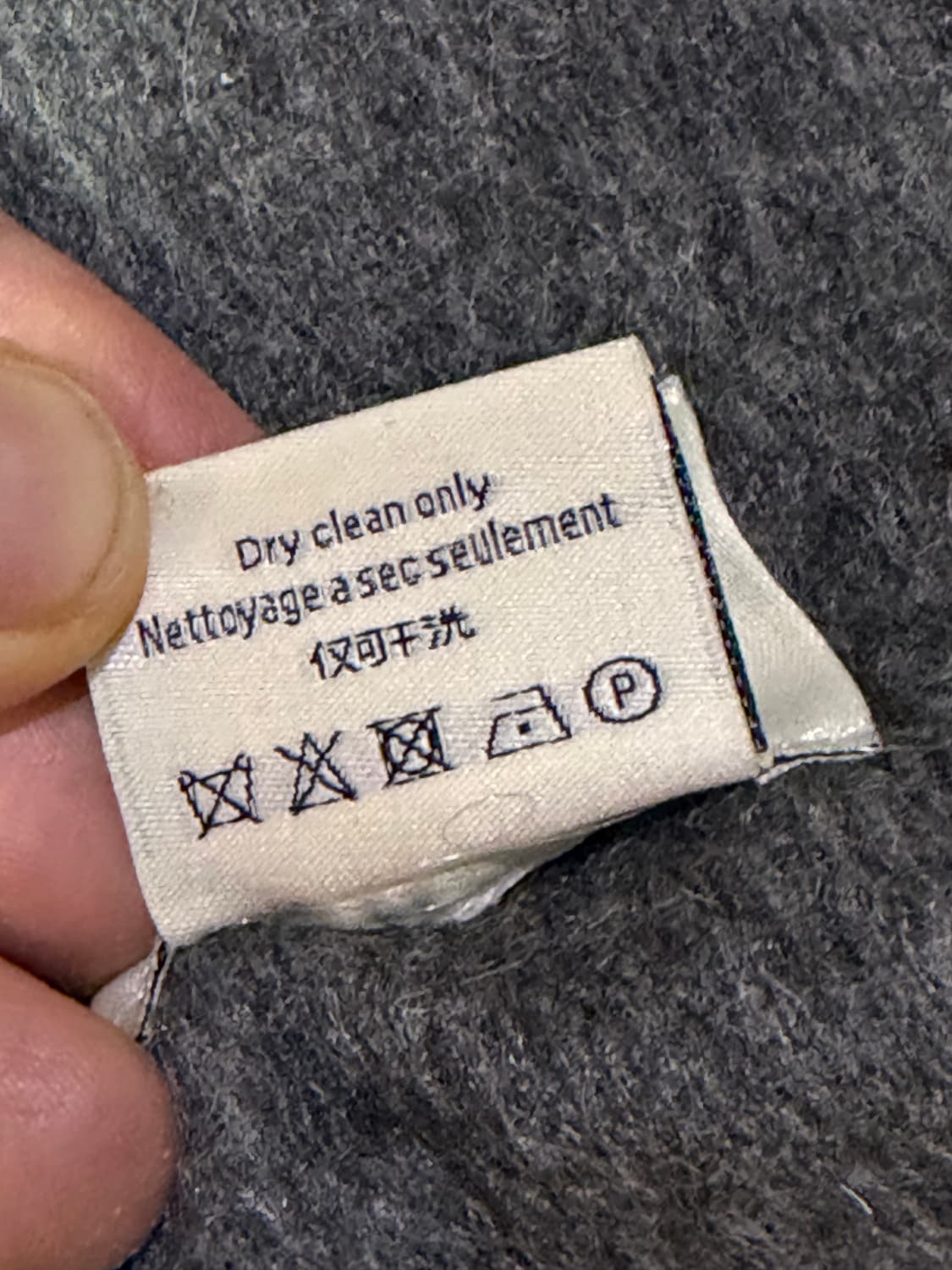 아크네 스튜디오 그레이 머플러 상품이미지3