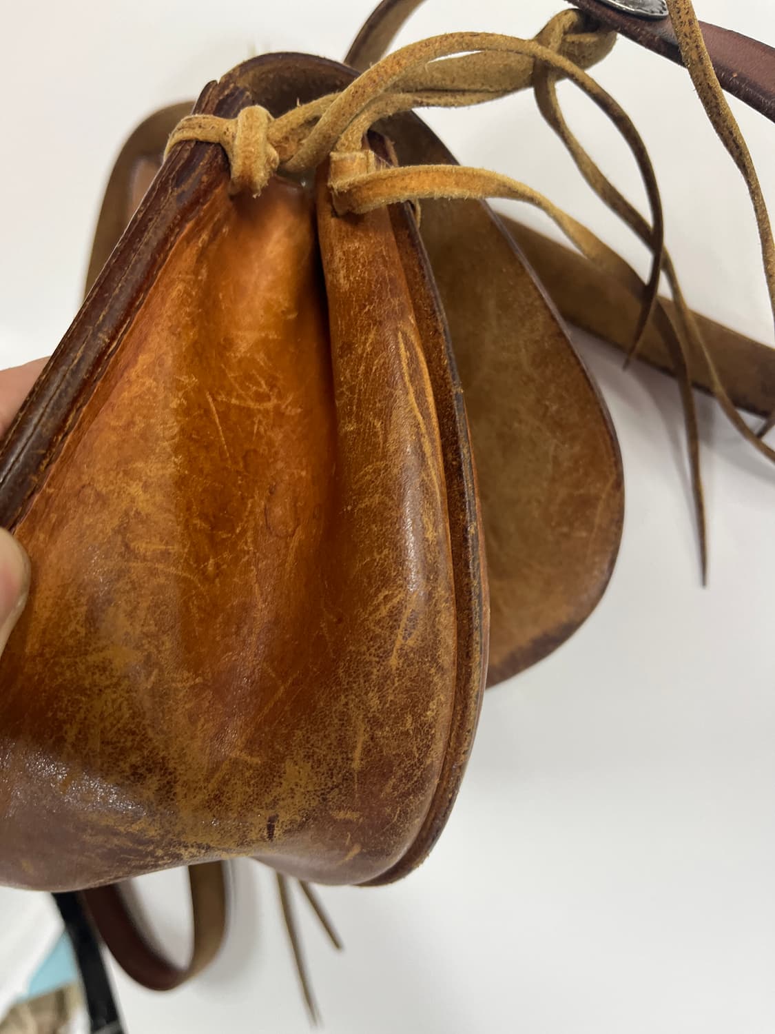 고로스 새들레더 네츄럴 인디언콘초 크로스 버킷백 상품이미지10