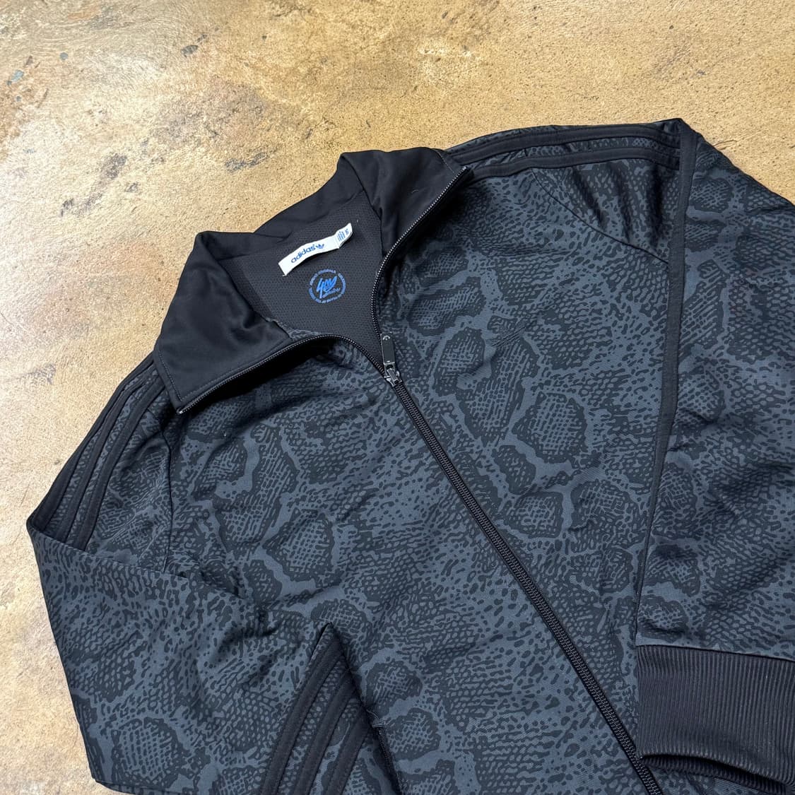 아디다스 뱀피 올블랙 패턴 트랙탑 파이어버드 져지 상품이미지1