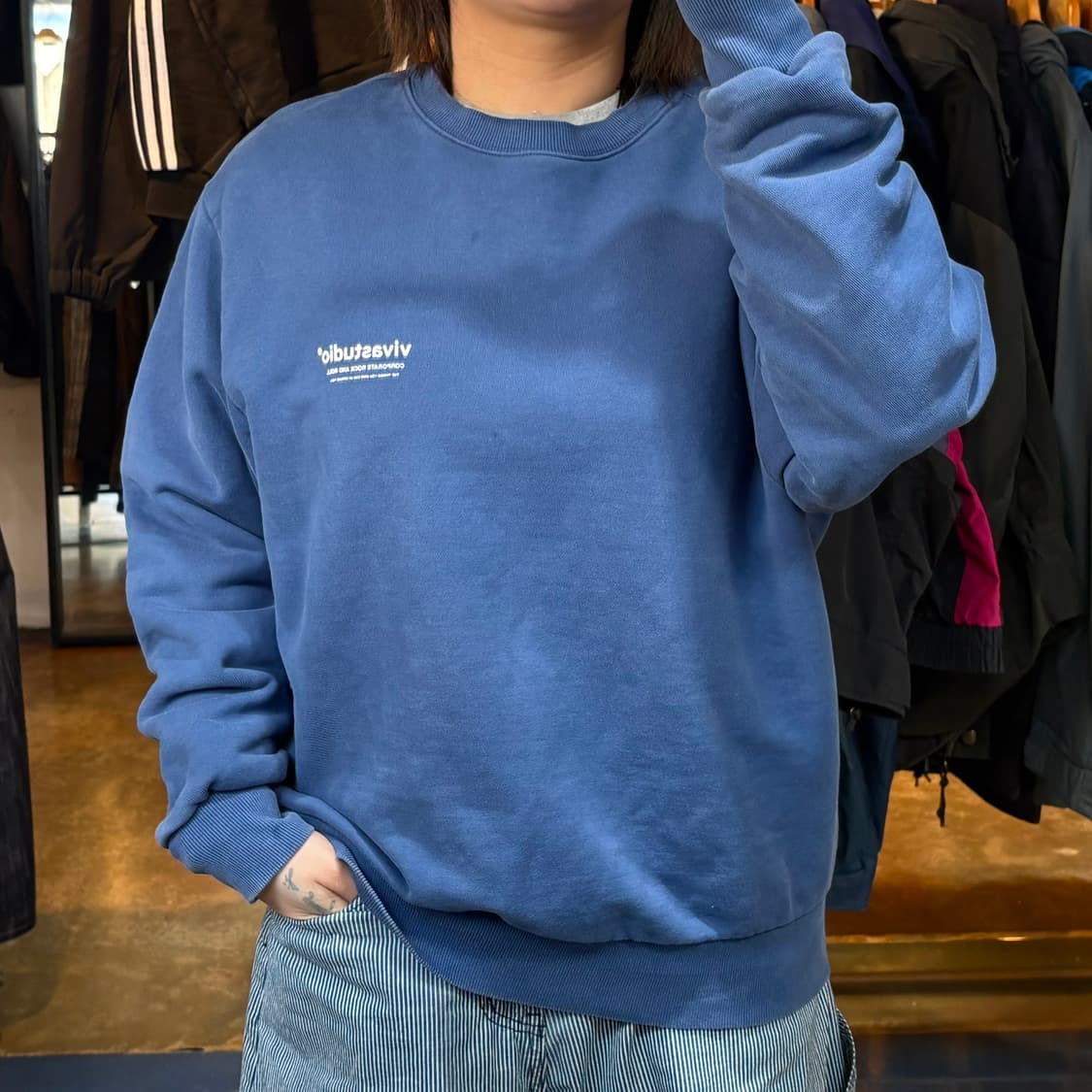 비바스튜디오 딥블루 맨투맨 상품이미지1