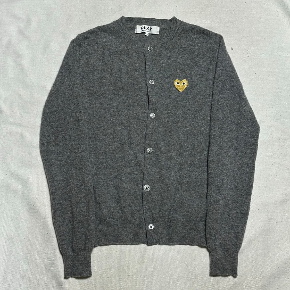 L 꼼데가르송 골드 하트 로고 여성용 그레이 울 가디건 상품이미지2