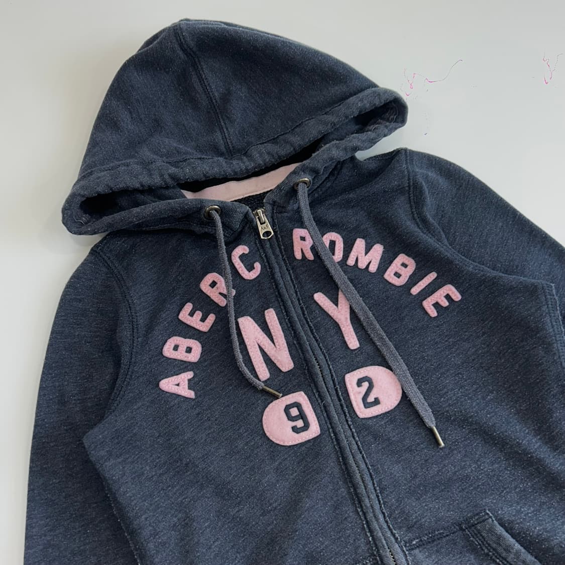 Abercrombie 아베크롬비 핑크 스펠아웃로고 네이비 후드집업  상품이미지4