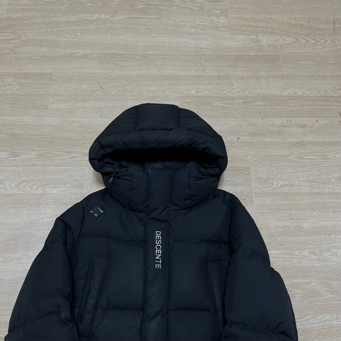 데상트 여성 구스다운 와펜 롱패딩 점퍼 [블랙] S/90 상품이미지2