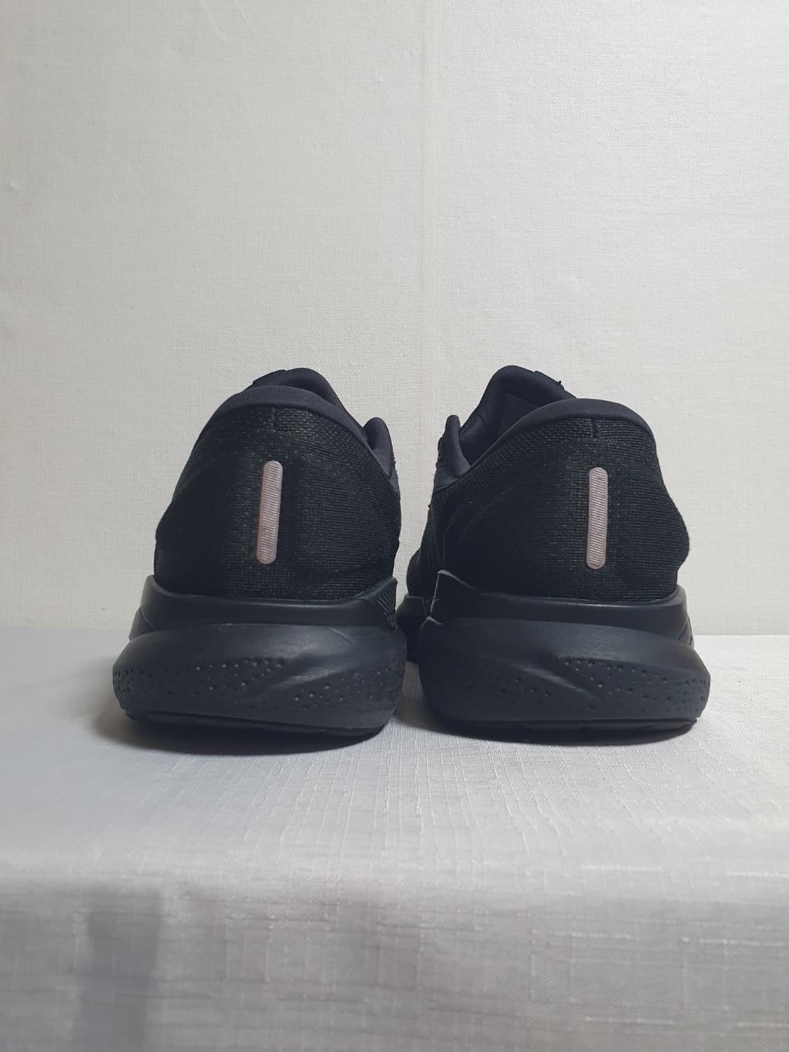 택포 300mm 브룩스 러닝화 아드레날린 GTS24 와이드 블랙 운동화 상품이미지5