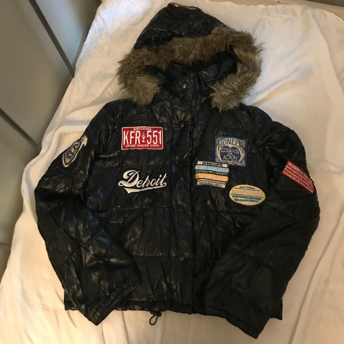 Marna 펑키 와펜 유광 퍼 후드 퀄팅 자켓 상품이미지4