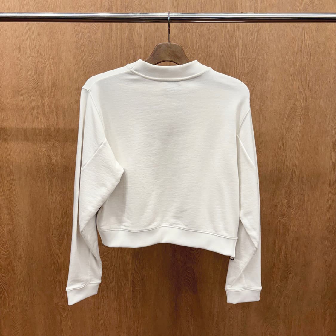 아크네 스튜디오 모크넥 크롭 맨투맨 무지 사이드 지퍼 디테일 화이트 상품이미지3