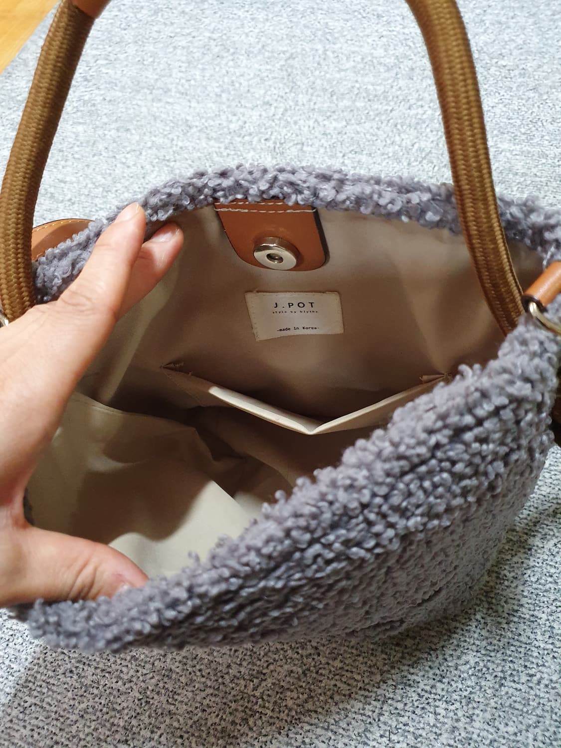 뽀글이 가방 크로스백 
사진상 보이는그대로. 넘넘 예뻐요
 상품이미지3