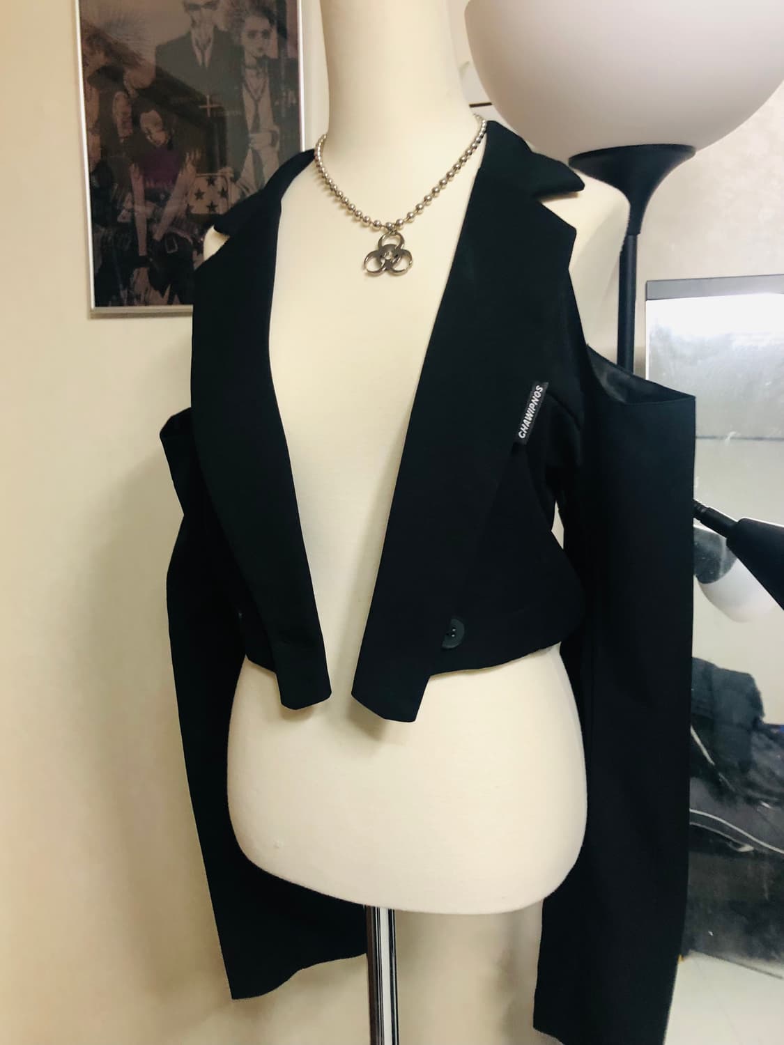 CHAWIPNOS 컷아웃 크롭 자켓 블랙 상품이미지1