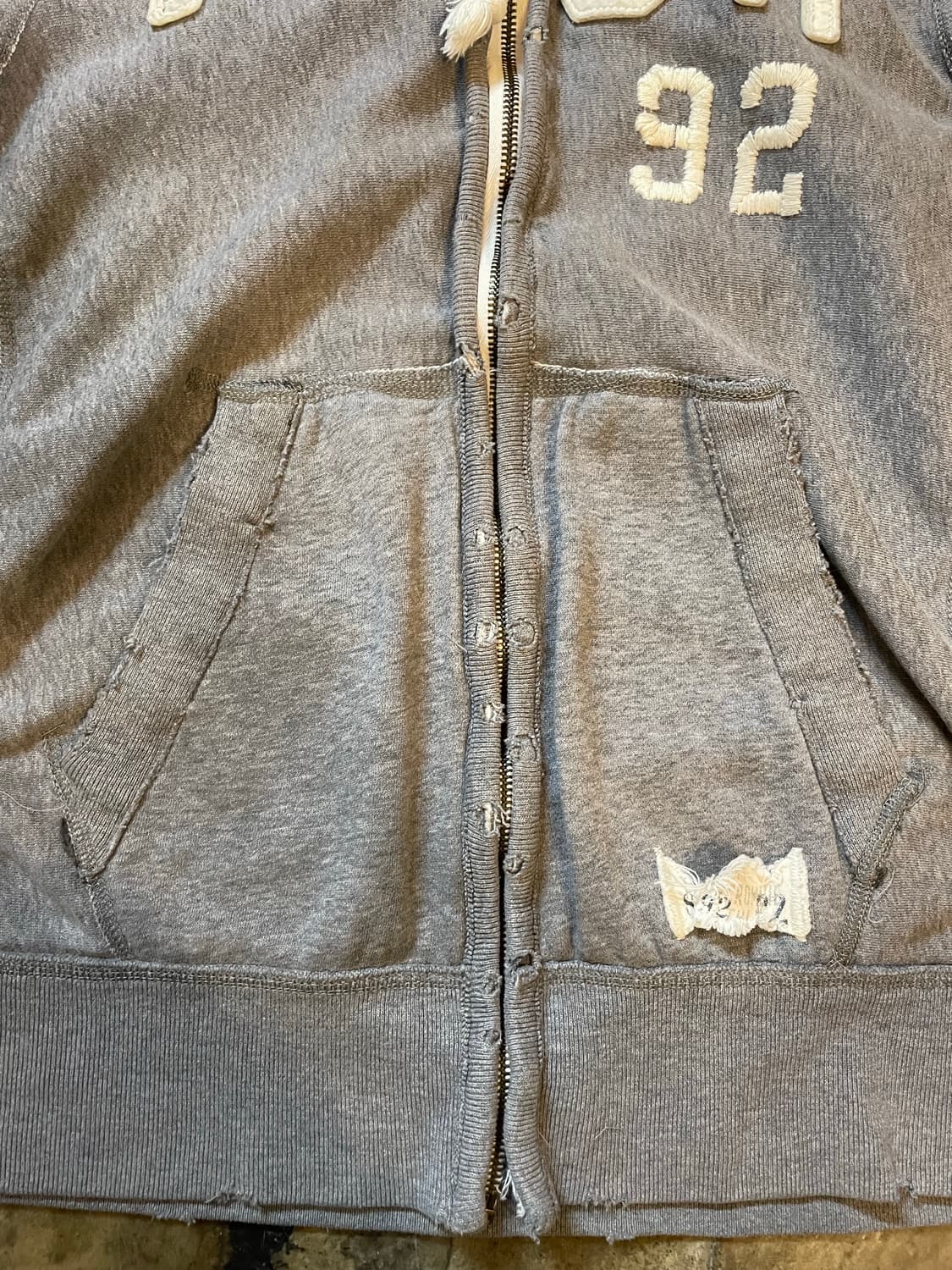 아베크롬비 & 피치 데미지 로고 후드 집업  상품이미지5