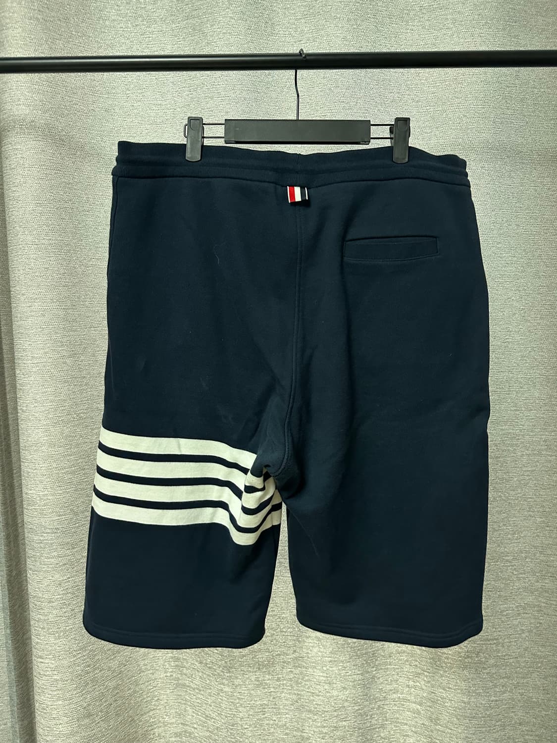 톰브라운 4선 트레이닝 하프팬츠 네이비 (5) 상품이미지3