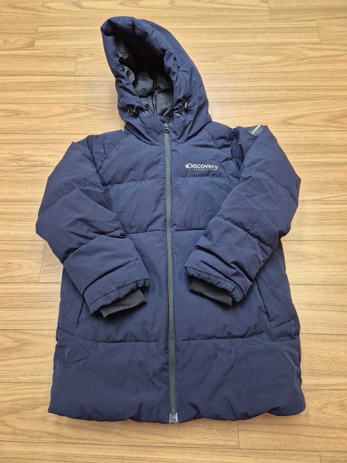 디스커버리 키즈 네이비 패딩 140사이즈입니다. 가슴둘레 73cm이고,  상품이미지1