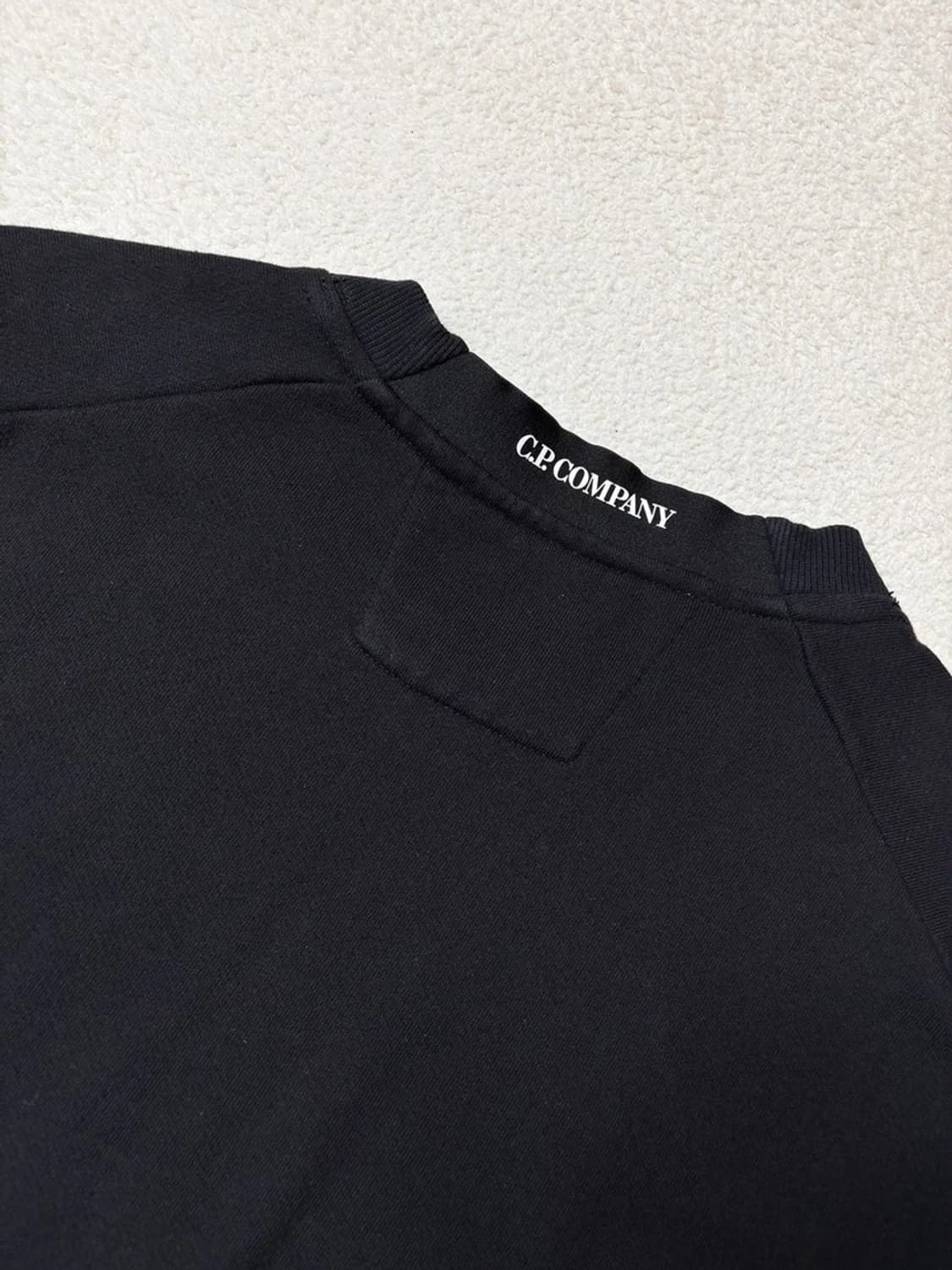 cp컴퍼니 22ss 시그니처 렌즈 와펜 맨투맨 PN6567 상품이미지7