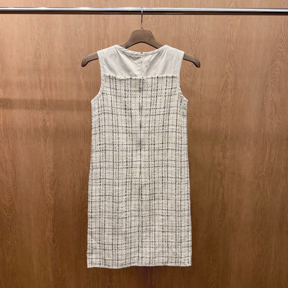 막스마라 라운드넥 슬리브리스 미디 원피스 트위드 체크 패턴 디테일 베이지 상품이미지3