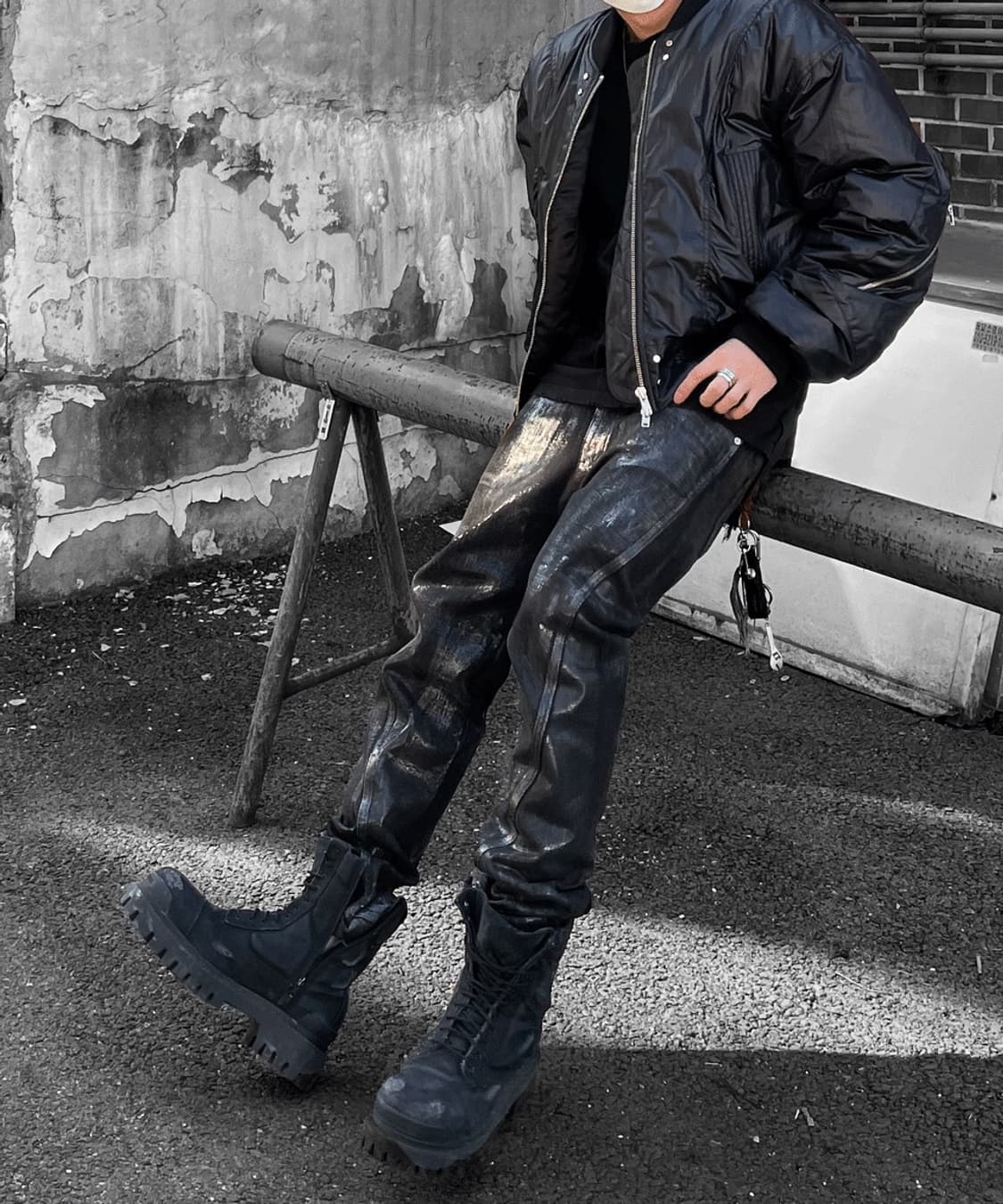 [2] 넥스트도어립스 트위스트 러프 코팅진 블랙 상품이미지1