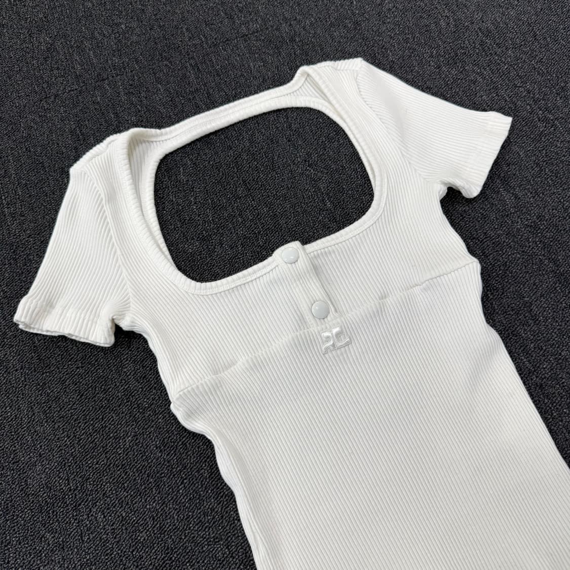 꾸레쥬 로고 자수 스트레치 골지 반팔 탑 상품이미지2