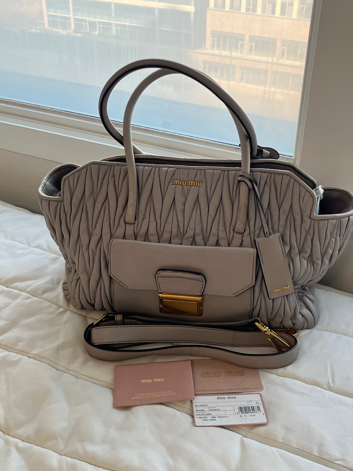 미우미우 마테라쎄 토트백 상품이미지1