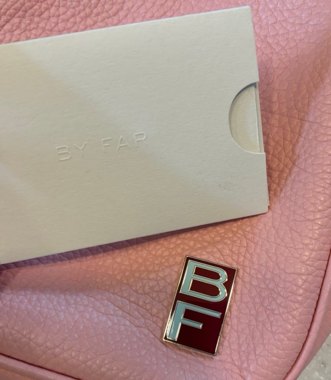 바이파 메탈로고 숄더백 파우더 핑크 상품이미지2