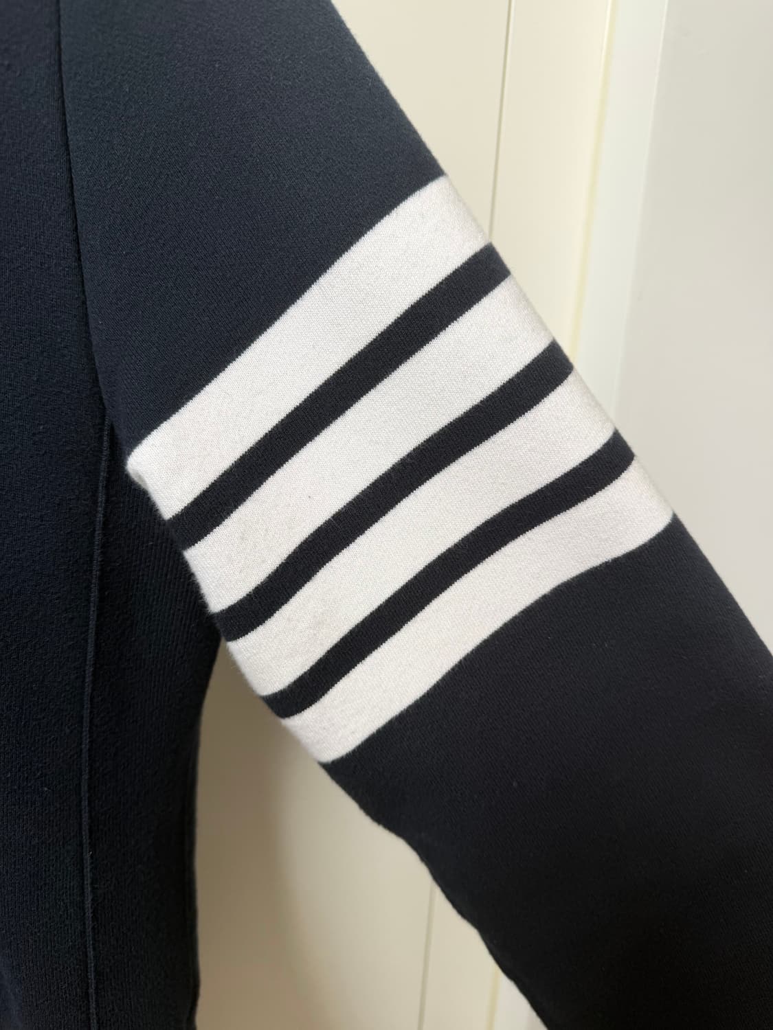 톰브라운 네이비 맨투맨 3 상품이미지4