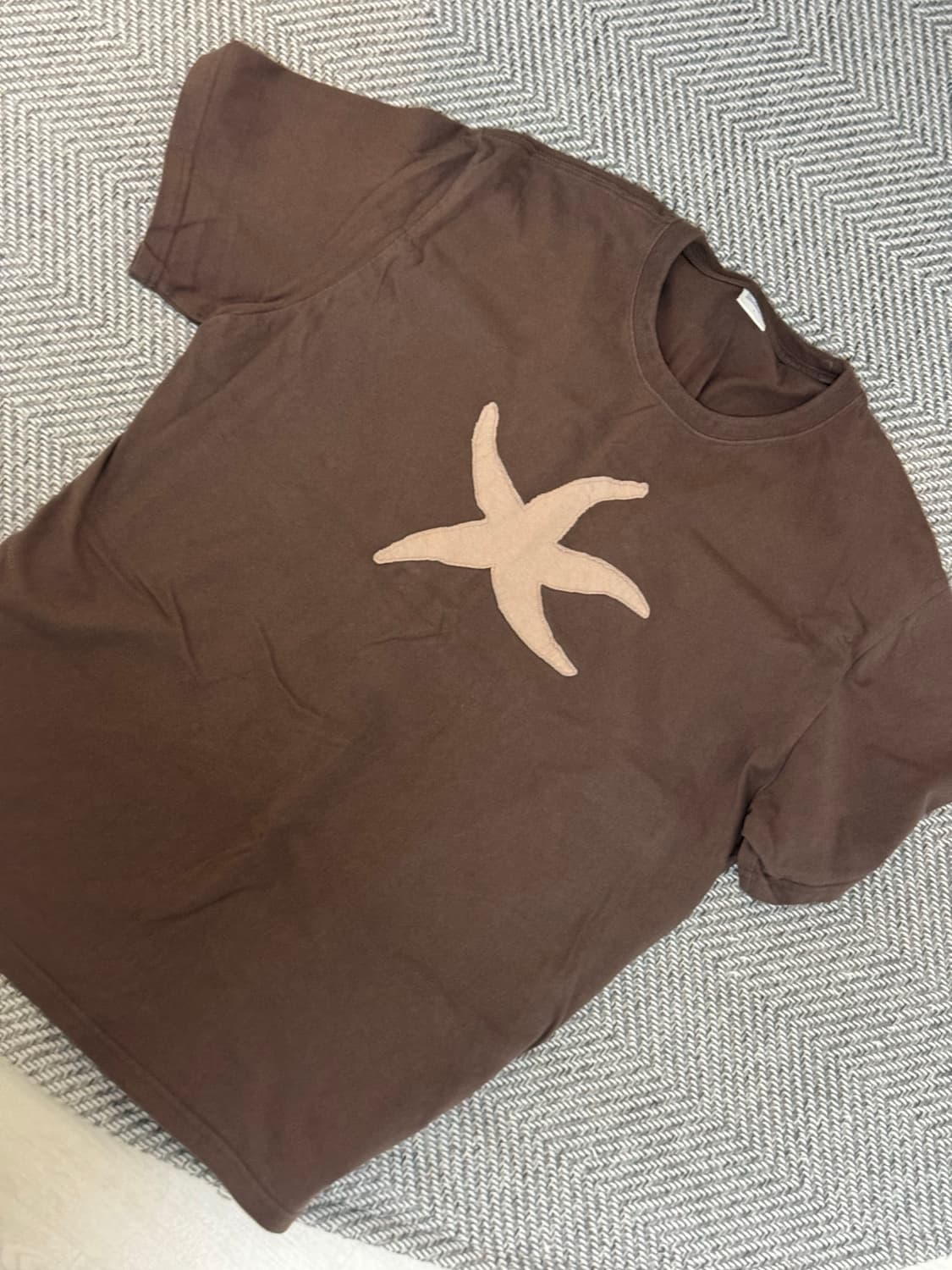 더콜디스트모먼트 브라운 반팔티 팝니다 상품이미지1