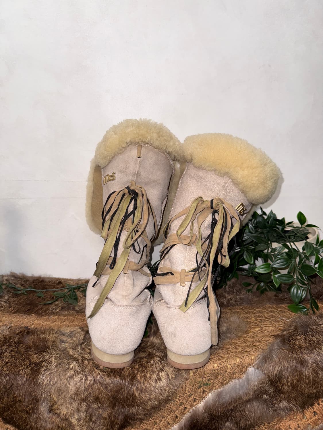 MOS ivory eskimo strap lamb fur boots  상품이미지3