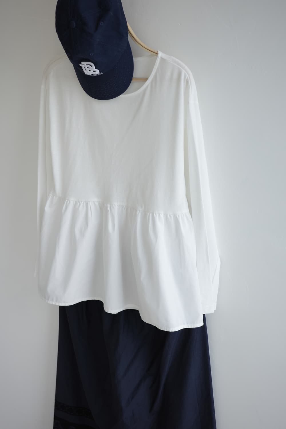 earth music  • 화이트 프릴 코튼 티셔츠
  상품이미지9