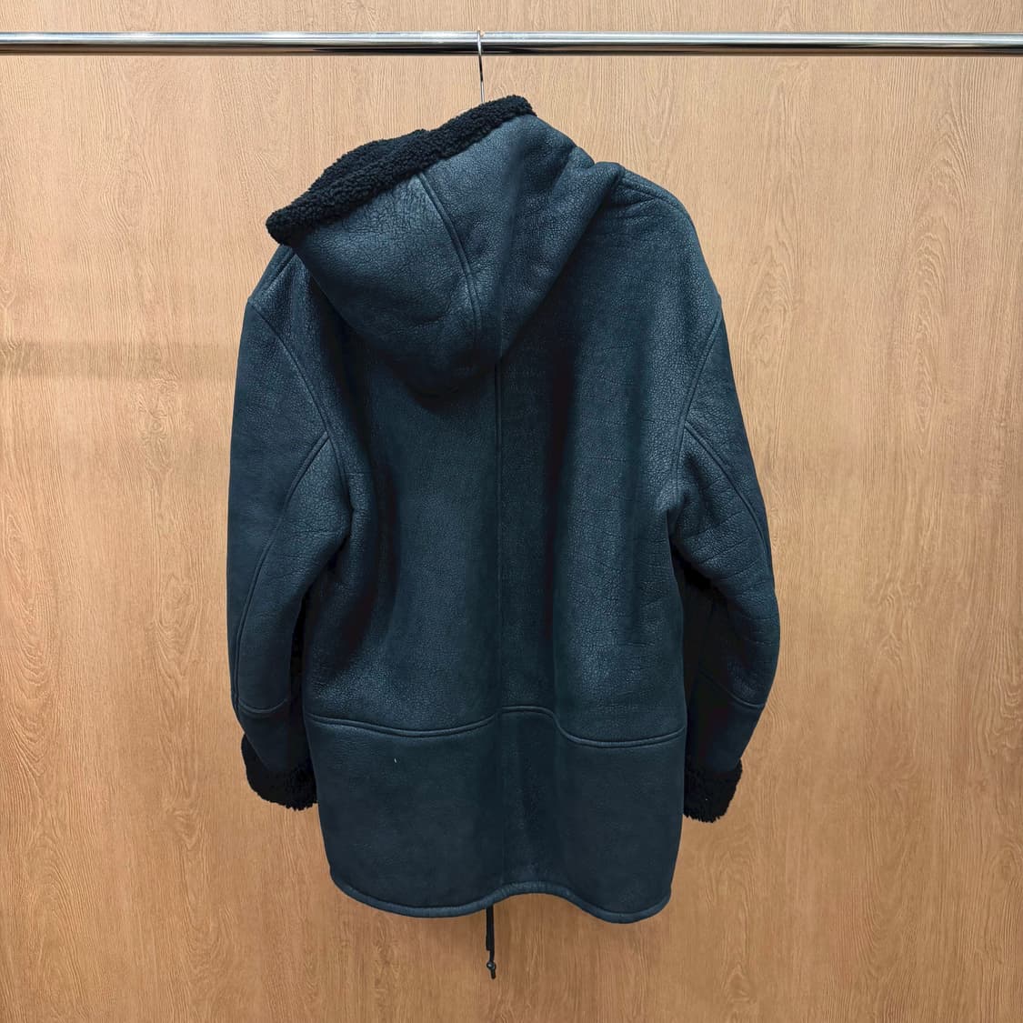 이지 시즌 3 후드 무스탕 셰어링 안감 드로우 스트링 디테일 루즈핏 블랙 상품이미지3