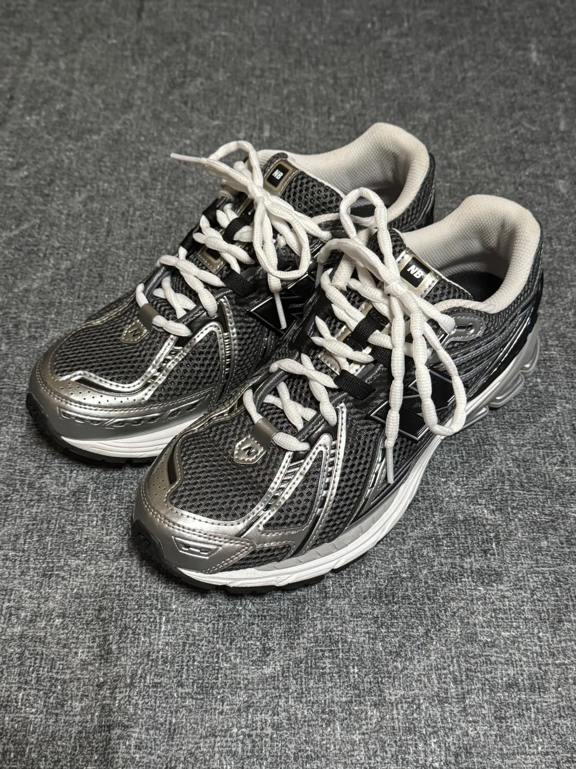 뉴발란스 1906 실버 메탈릭 255 상품이미지1