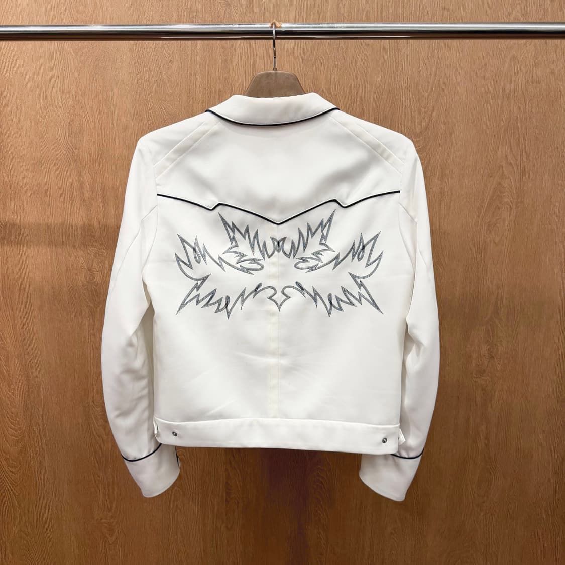 솔로이스트 긴팔 자켓 화살 모티프 자수 웨스턴 스냅 버튼업 디테일 화이트 상품이미지3