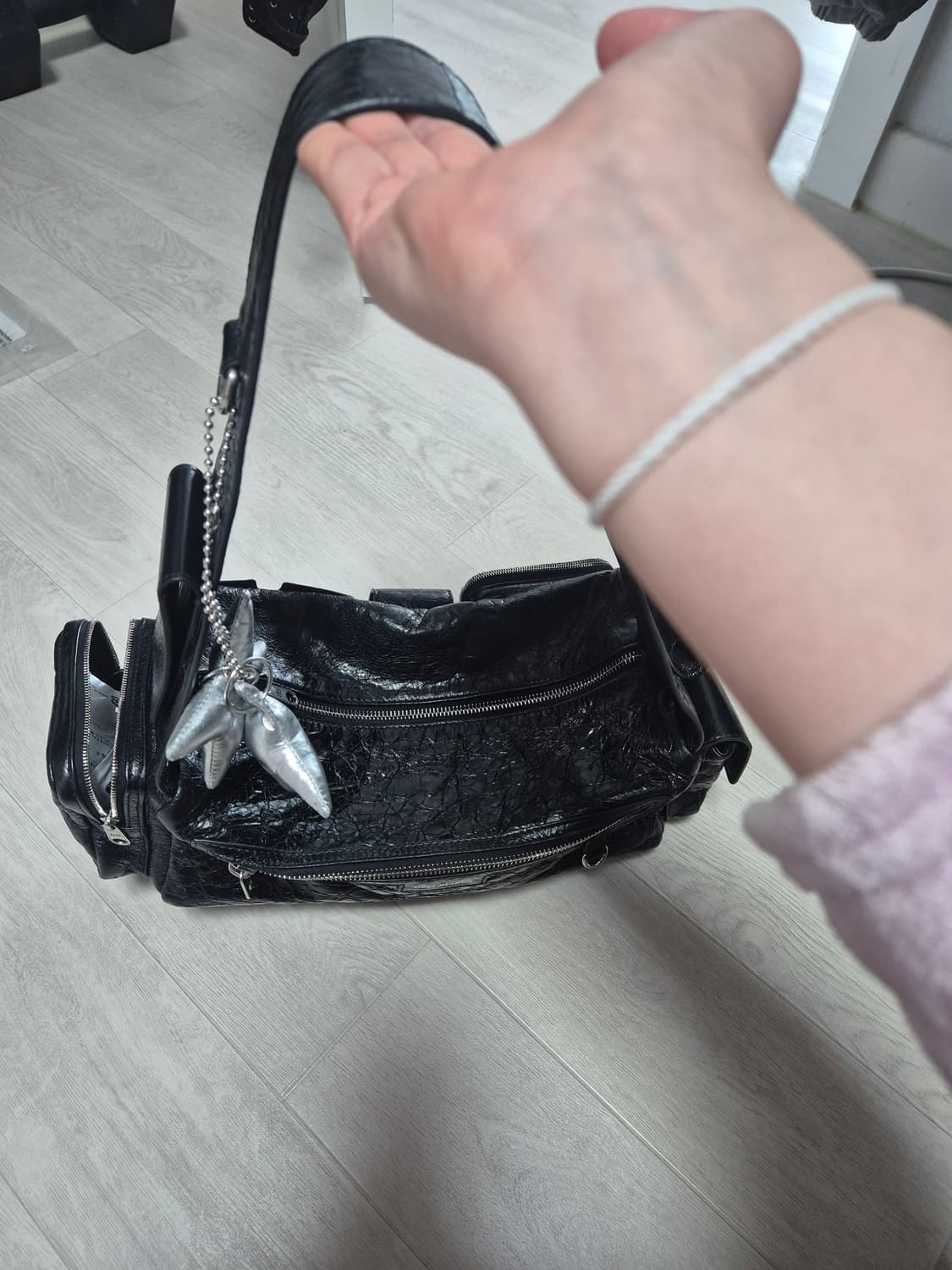 발렌시아가 수퍼비지 슬링백 스몰 블랙 상품이미지7