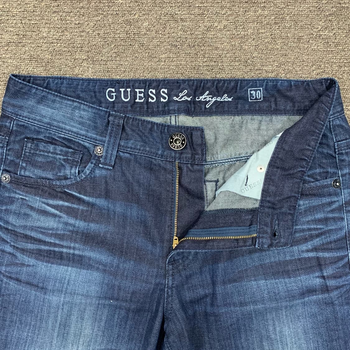 [33] 게스 블랙 메탈플레이트 테이퍼드핏 데님팬츠 상품이미지4